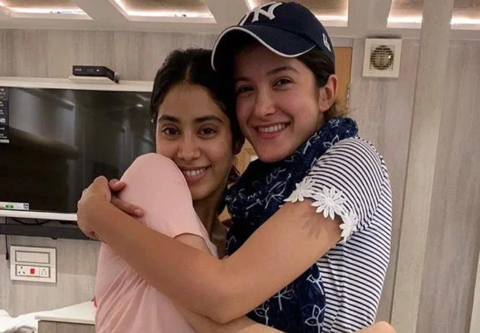  Is There a Nepo Cold War Between Janhvi Kapoor and Shanaya Kapoor?Internet Speculation